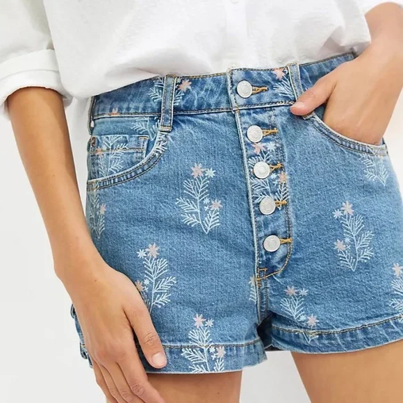 NWT Anthropologie Pilcro Woman's Embroidered Ultra High-Rise Denim Shorts 32 - Picture 2 of 5